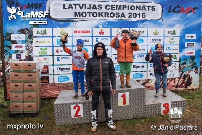 Motokrosa braucējs Gaļcins pārliecinoši uzvar Aizputē