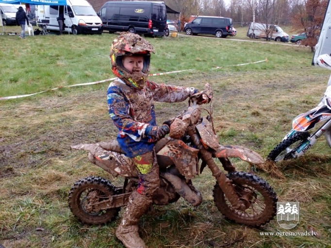 Motokrosa braucējs Gaļcins pārliecinoši uzvar Aizputē