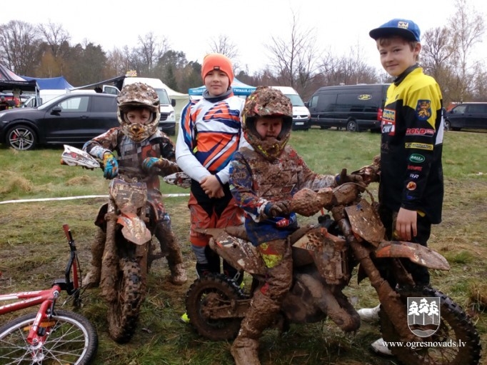 Motokrosa braucējs Gaļcins pārliecinoši uzvar Aizputē