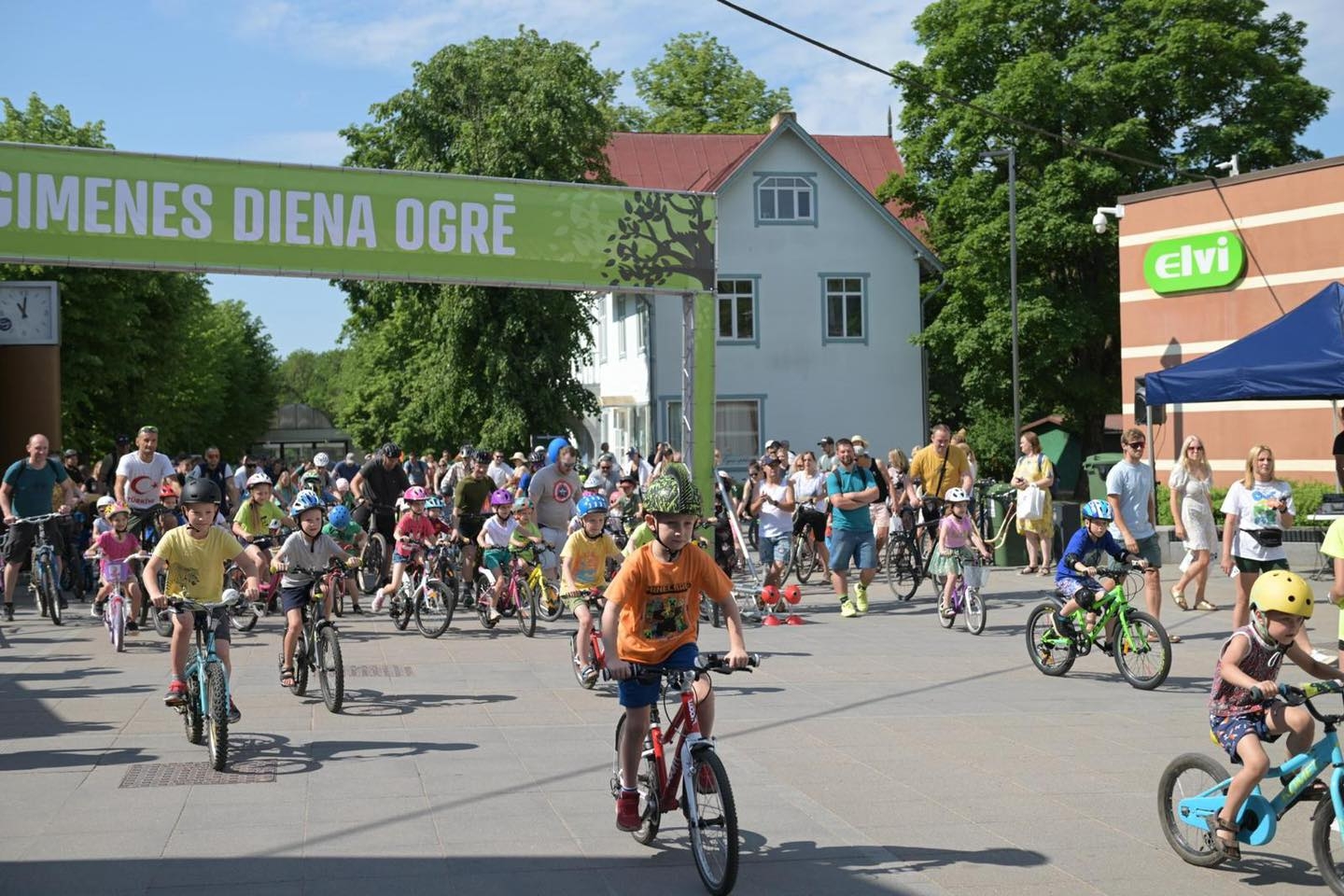 Bērni brauc ar riteni Ģimenes diena Ogrē 2024