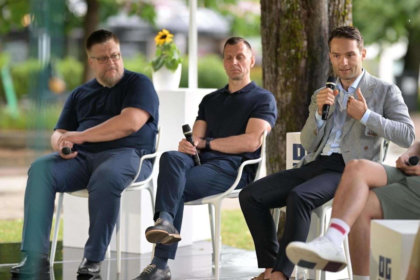 3 cilvēki sēž krēslos, diskusijas Ģimenes diena Ogrē 2024