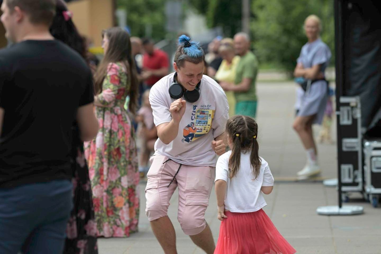 Pieaugušais un bērns sarokojas Ģimenes diena Ogrē 2024