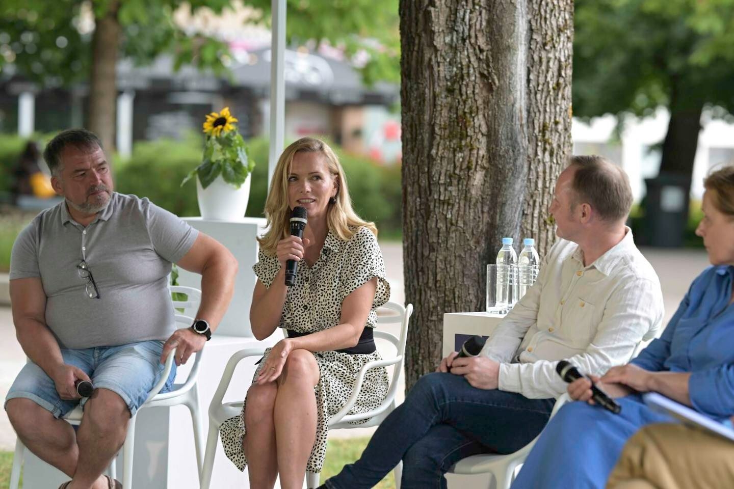4 cilvēki sēž krēslos, diskusijas Ģimenes diena Ogrē 2024
