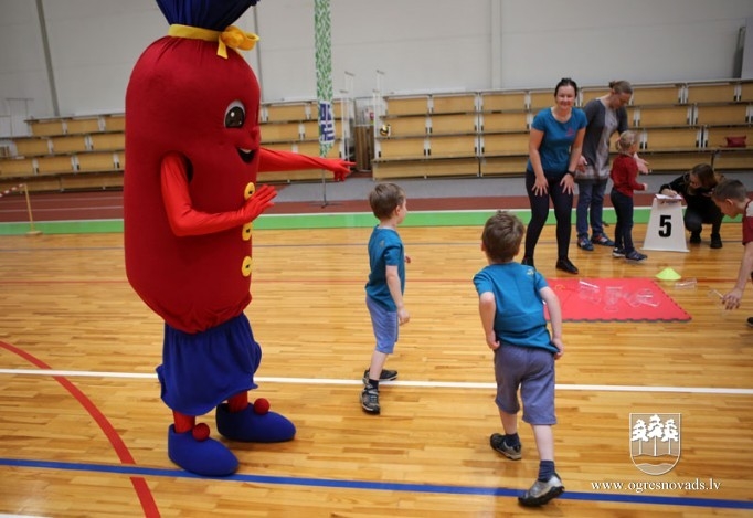 Sporta centrā aizvadīta ģimeņu pēcpusdiena