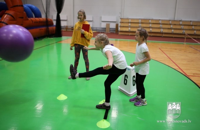 Sporta centrā aizvadīta ģimeņu pēcpusdiena