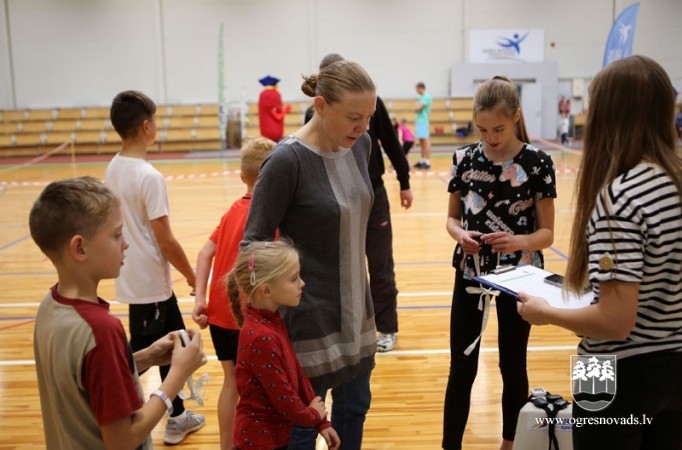 Sporta centrā aizvadīta ģimeņu pēcpusdiena
