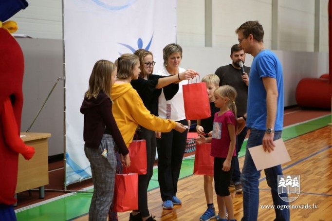 Sporta centrā aizvadīta ģimeņu pēcpusdiena
