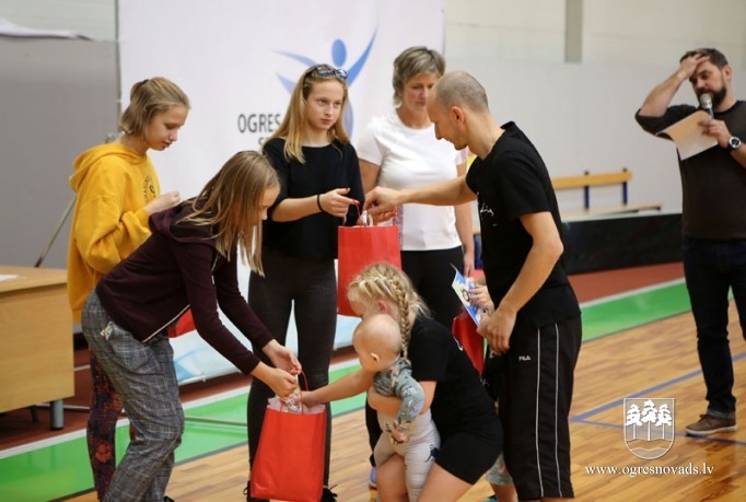 Sporta centrā aizvadīta ģimeņu pēcpusdiena