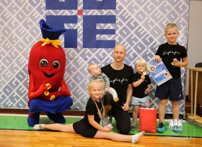 Sporta centrā aizvadīta ģimeņu pēcpusdiena