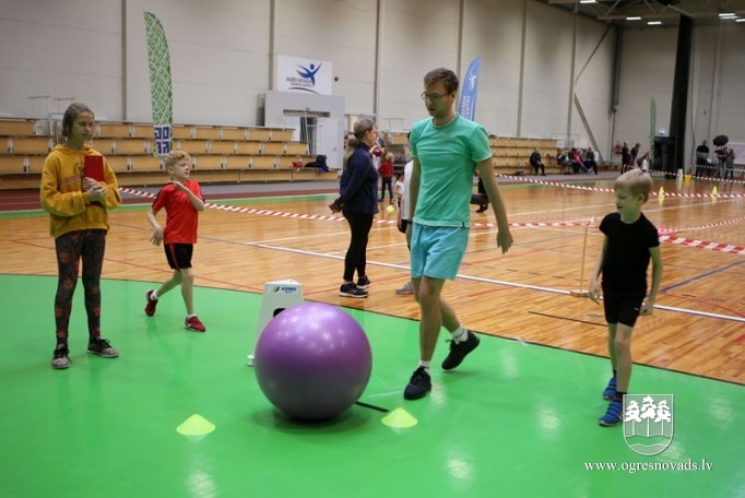 Sporta centrā aizvadīta ģimeņu pēcpusdiena
