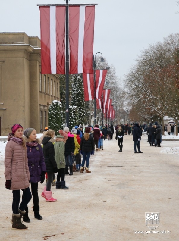 Skolēni godina Latvijas karogu