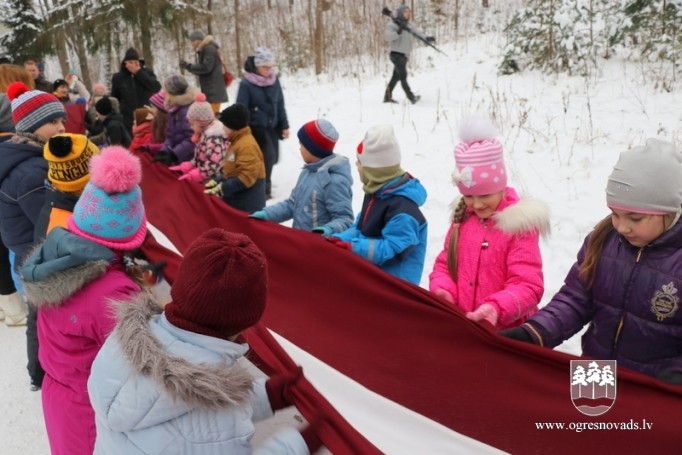 Skolēni godina Latvijas karogu