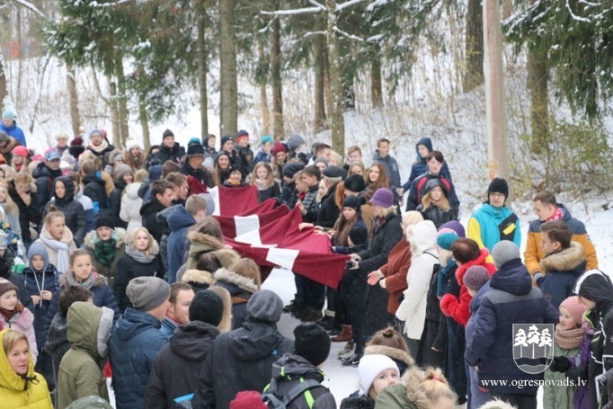 Skolēni godina Latvijas karogu
