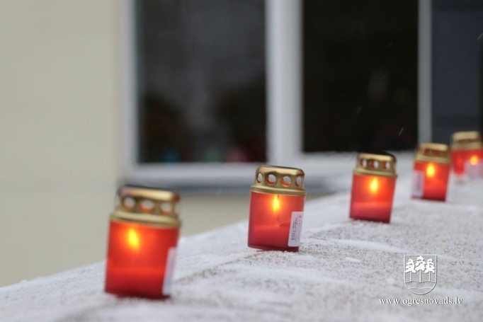 Skolēni godina Latvijas karogu