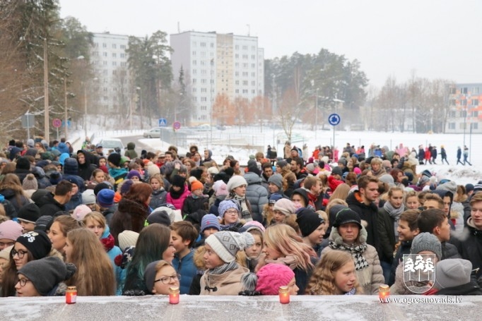 Skolēni godina Latvijas karogu
