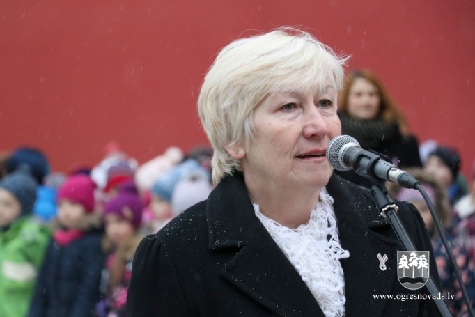 Skolēni godina Latvijas karogu