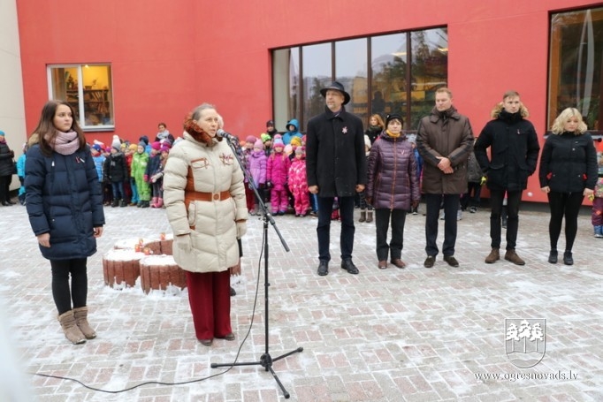 Skolēni godina Latvijas karogu
