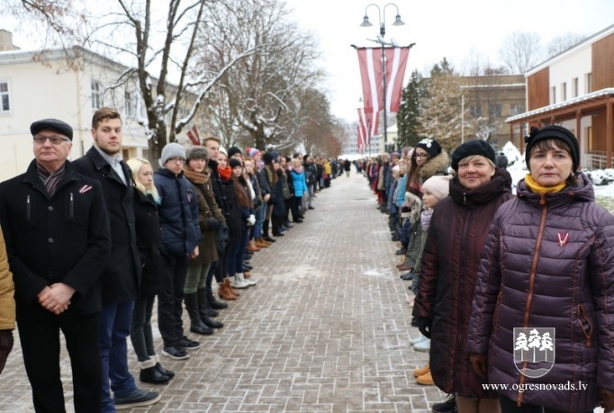 Skolēni godina Latvijas karogu