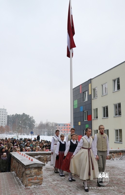 Skolēni godina Latvijas karogu