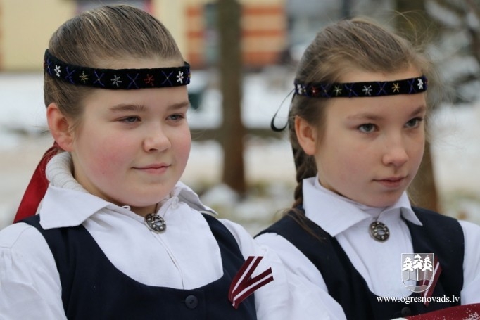 Skolēni godina Latvijas karogu