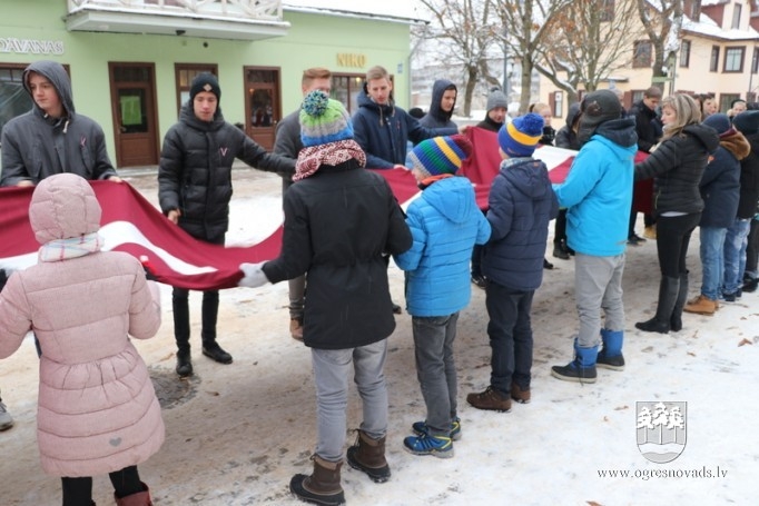 Skolēni godina Latvijas karogu