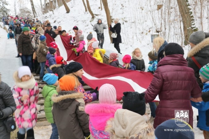 Skolēni godina Latvijas karogu