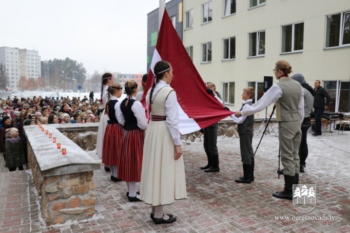 Skolēni godina Latvijas karogu
