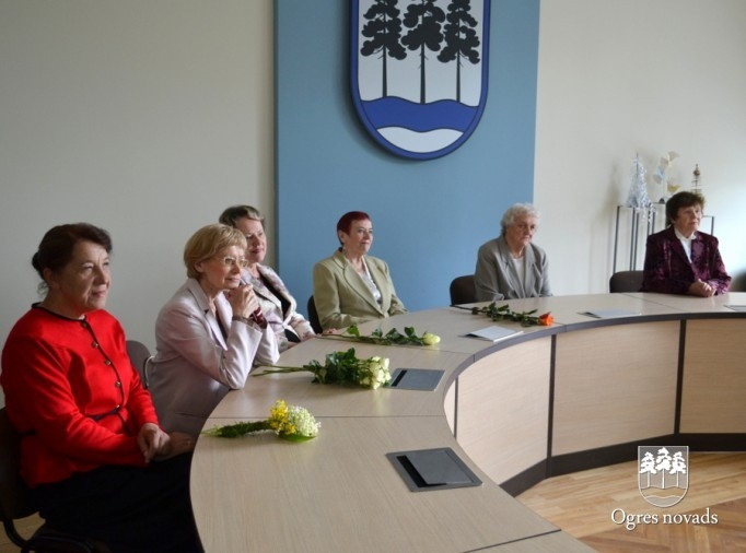 Priekšsēdētājs Artūrs Mangulis sveic Ogres Goda pilsones