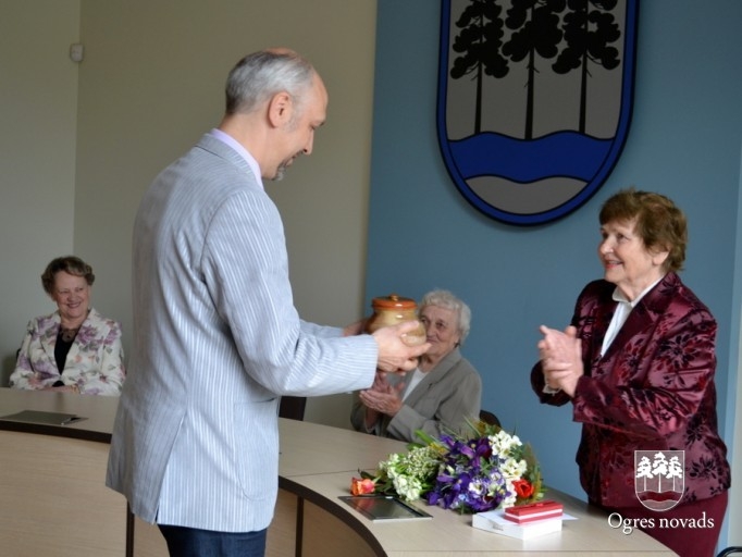 Priekšsēdētājs Artūrs Mangulis sveic Ogres Goda pilsones