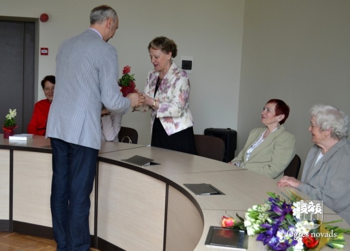 Priekšsēdētājs Artūrs Mangulis sveic Ogres Goda pilsones
