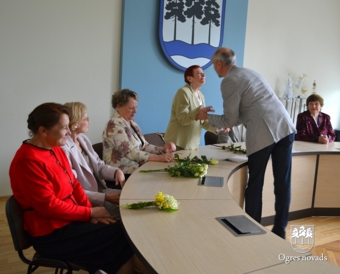 Priekšsēdētājs Artūrs Mangulis sveic Ogres Goda pilsones