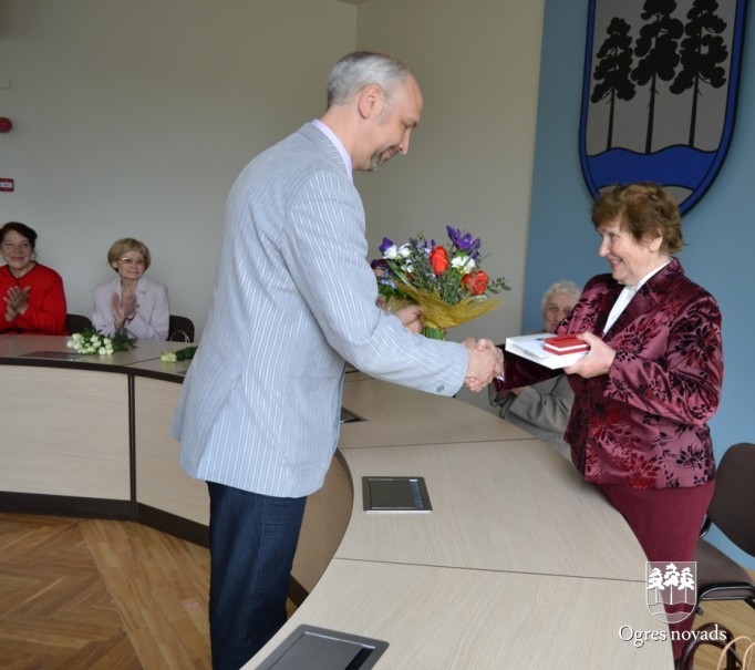 Priekšsēdētājs Artūrs Mangulis sveic Ogres Goda pilsones