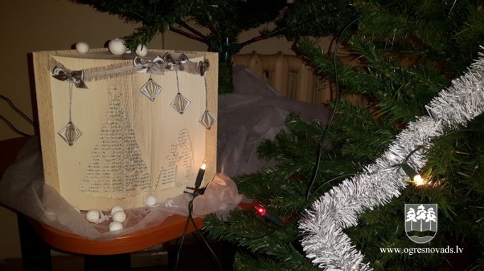 Bibliotēkā oriģināli un unikāli Ziemassvētku rotājumi