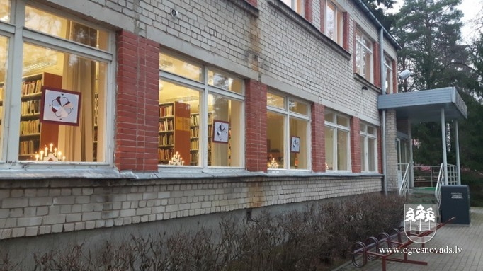 Bibliotēkā oriģināli un unikāli Ziemassvētku rotājumi