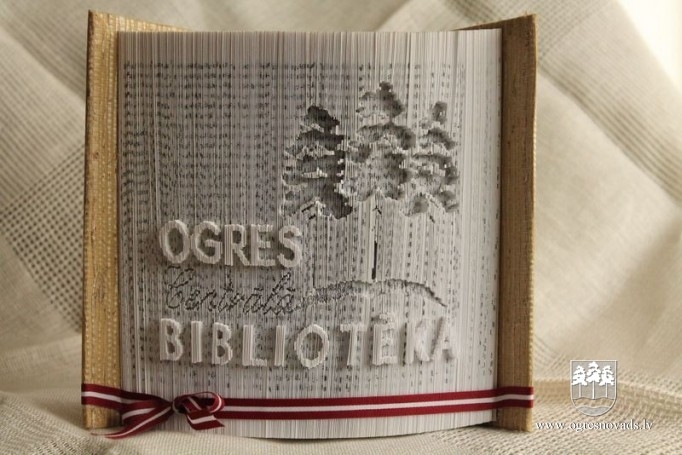 Bibliotēkā oriģināli un unikāli Ziemassvētku rotājumi