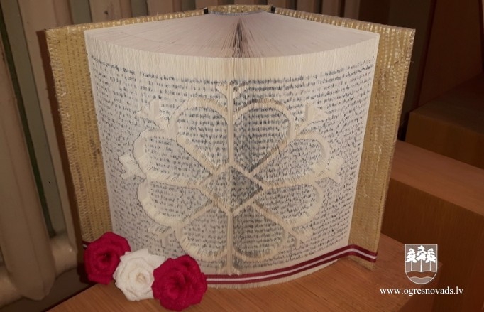 Bibliotēkā oriģināli un unikāli Ziemassvētku rotājumi