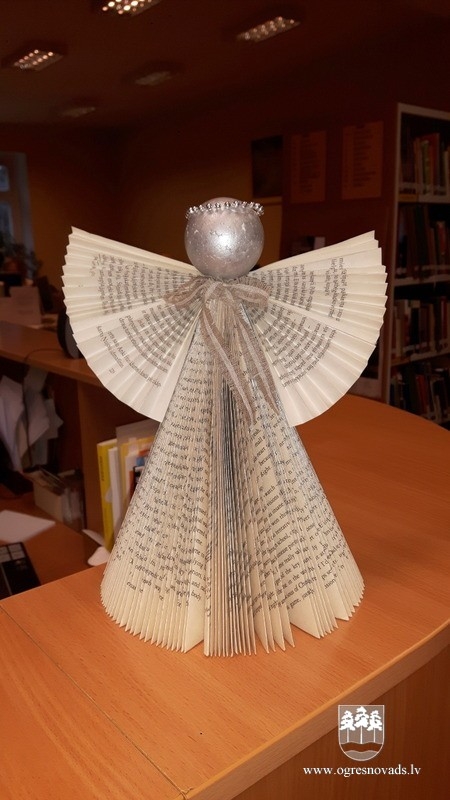 Bibliotēkā oriģināli un unikāli Ziemassvētku rotājumi
