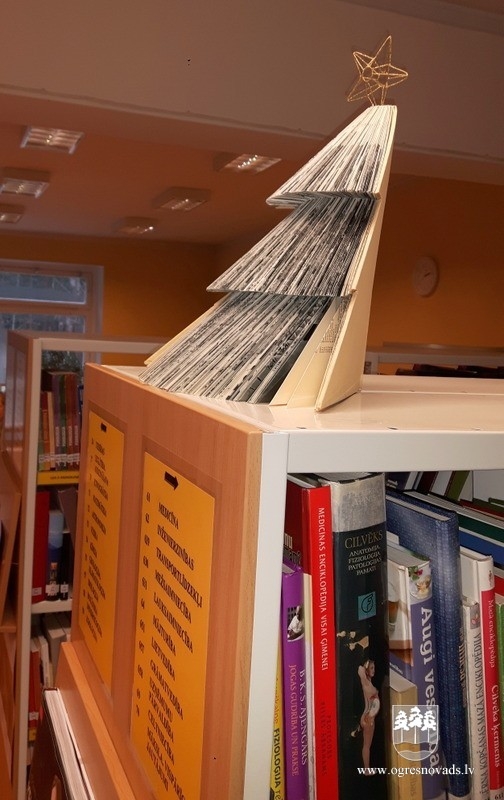 Bibliotēkā oriģināli un unikāli Ziemassvētku rotājumi