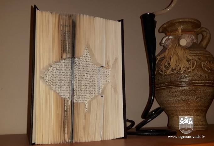 Bibliotēkā oriģināli un unikāli Ziemassvētku rotājumi