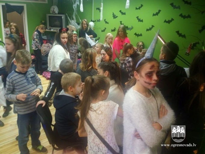 Šausmu vakarā Ogrē jaunieši grebj ķirbjus un skatās šausmu filmas