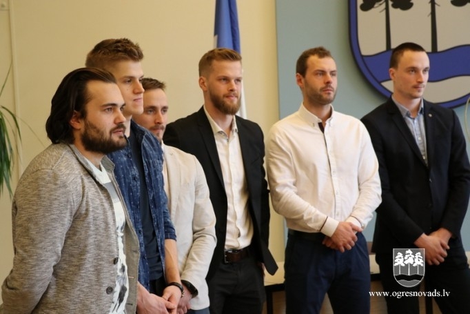 Pašvaldības domes vadība sveic HK “Kurbads”