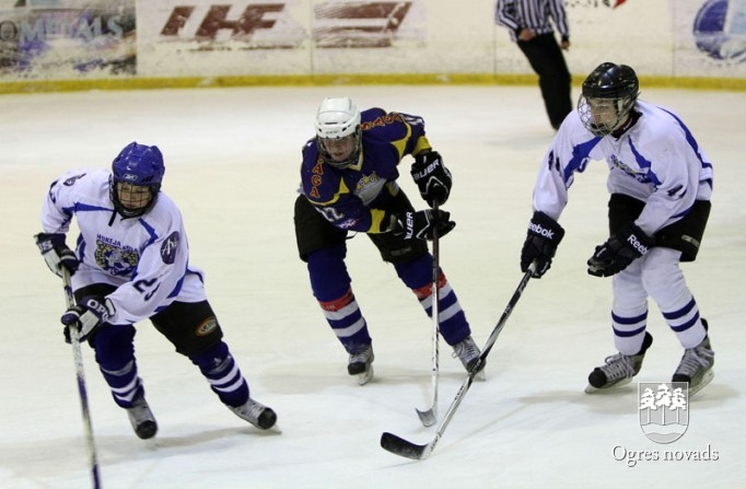 "Ogre Juniors" hokejistiem Latvijas čempionāta bronzas medaļas