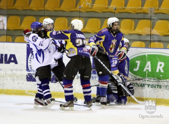 "Ogre Juniors" hokejistiem Latvijas čempionāta bronzas medaļas