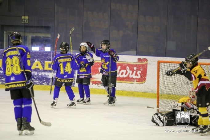 "Ogre Juniors" paši jaunākie hokejisti - līderu trijniekā