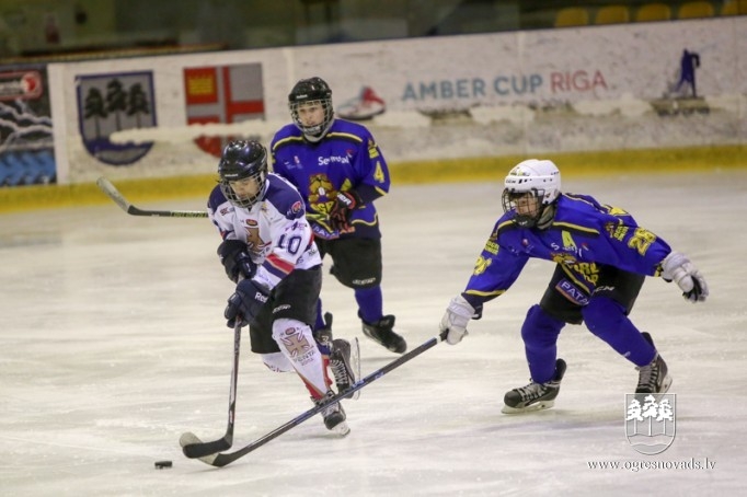 "Ogre Juniors" paši jaunākie hokejisti - līderu trijniekā