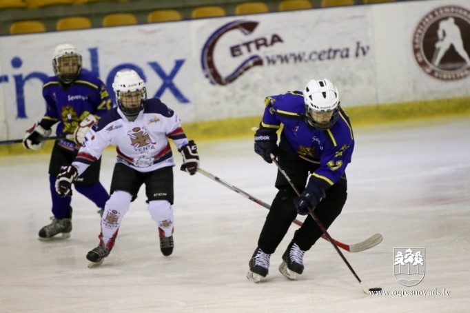 "Ogre Juniors" paši jaunākie hokejisti - līderu trijniekā