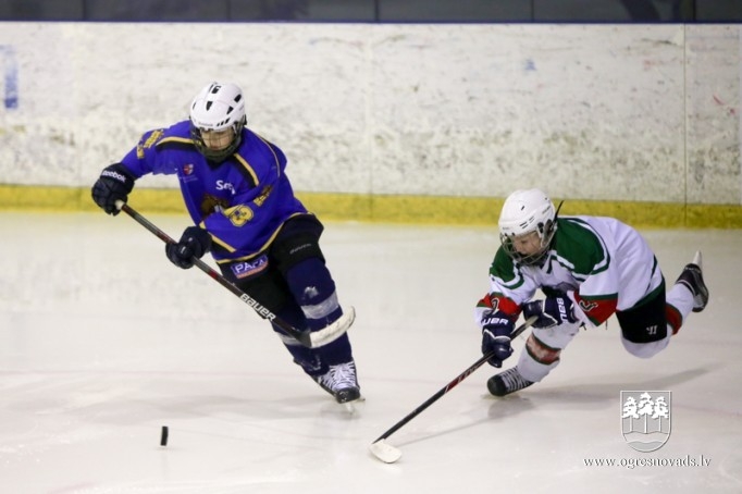 "Ogre Juniors" paši jaunākie hokejisti - līderu trijniekā