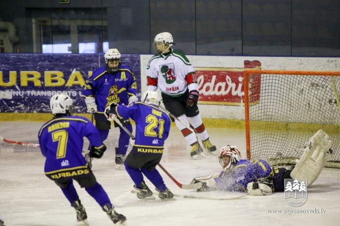 "Ogre Juniors" paši jaunākie hokejisti - līderu trijniekā