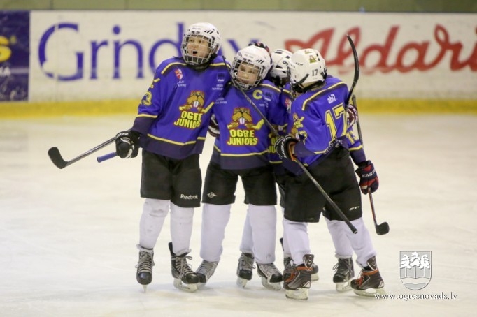 Ar sekmēm gadu sākuši "Ogre Juniors" hokejisti