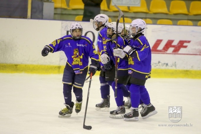 Ar sekmēm gadu sākuši "Ogre Juniors" hokejisti